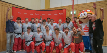 Bundesliga-Judoka des KSC ASAHI Spremberg mit Vertretern der Sparkasse Spree-Neiße