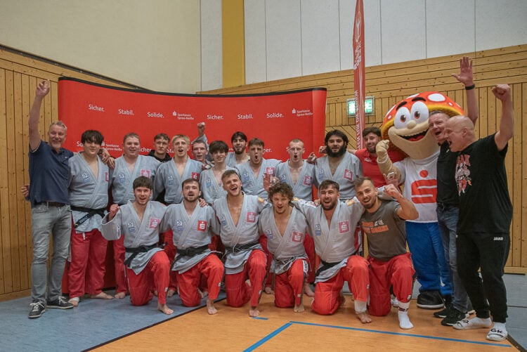Bundesliga-Judoka des KSC ASAHI Spremberg mit Vertretern der Sparkasse Spree-Neiße