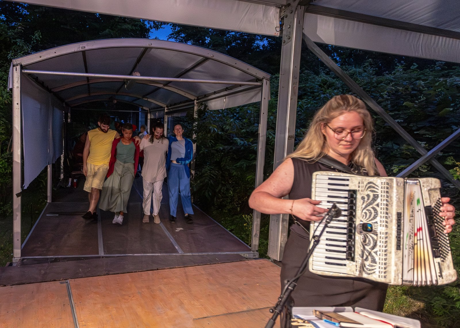 Akkordeonspielerin und Tänzerinnen bei der Bühnenshow der Lausitziade