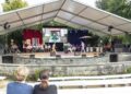 Bühne der Lausitziade mit Ensemble und Publikum unter freiem Himmel