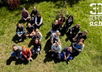 Das Ensemble der Bühne 8 aus Cottbus von oben fotografiert, dazu das Logo 30 Jahre Bühne acht