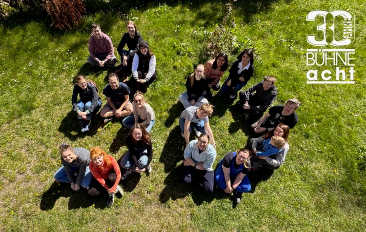 Das Ensemble der Bühne 8 aus Cottbus von oben fotografiert, dazu das Logo 30 Jahre Bühne acht