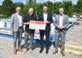 Landrat Marcel Schmidt (2.v.r.), Sparkassen-Vorstandsvorsitzender Frank Prescher (r.) und Vorstandsmitglied Thomas Jentzsch (l.) übergaben gemeinsam mit Bürgermeister Karsten Eule-Prütz einen Spendenscheck in Höhe von 10.000 Euro zur Unterstützung des Herzberger Freibades. (Bild: Pressestelle Kreisverwaltung/Tilo Wanka)