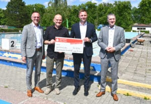 Landkreis & Sparkasse unterstützen Freibäder in Elbe-Elster finanziell