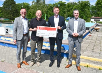 Landrat Marcel Schmidt (2.v.r.), Sparkassen-Vorstandsvorsitzender Frank Prescher (r.) und Vorstandsmitglied Thomas Jentzsch (l.) übergaben gemeinsam mit Bürgermeister Karsten Eule-Prütz einen Spendenscheck in Höhe von 10.000 Euro zur Unterstützung des Herzberger Freibades. (Bild: Pressestelle Kreisverwaltung/Tilo Wanka)