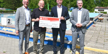 Landrat Marcel Schmidt (2.v.r.), Sparkassen-Vorstandsvorsitzender Frank Prescher (r.) und Vorstandsmitglied Thomas Jentzsch (l.) übergaben gemeinsam mit Bürgermeister Karsten Eule-Prütz einen Spendenscheck in Höhe von 10.000 Euro zur Unterstützung des Herzberger Freibades. (Bild: Pressestelle Kreisverwaltung/Tilo Wanka)