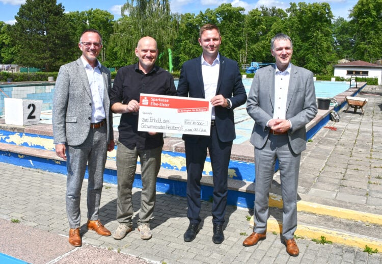 Landrat Marcel Schmidt (2.v.r.), Sparkassen-Vorstandsvorsitzender Frank Prescher (r.) und Vorstandsmitglied Thomas Jentzsch (l.) übergaben gemeinsam mit Bürgermeister Karsten Eule-Prütz einen Spendenscheck in Höhe von 10.000 Euro zur Unterstützung des Herzberger Freibades. (Bild: Pressestelle Kreisverwaltung/Tilo Wanka)