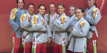 v.l.n.r. Jasmin
Neuhold, Sophie von Zelewski, Sophie Jäger, Josi Richter, Zoe Meyer, Luisa Engelkind,
Lydia Böhm und Lucie Fiedler (Bild: KSC ASAHI Spremberg)