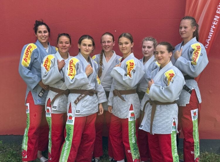 v.l.n.r. Jasmin
Neuhold, Sophie von Zelewski, Sophie Jäger, Josi Richter, Zoe Meyer, Luisa Engelkind,
Lydia Böhm und Lucie Fiedler (Bild: KSC ASAHI Spremberg)