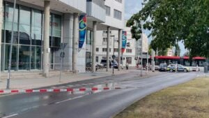 Polizeieinsatz in Cottbuser City: Fensterscheibe auf Gehweg gestürzt