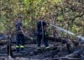 Feuerwehr löscht an der Waldkante bei Drochow