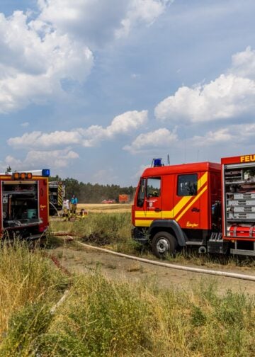 Feuerwehrfahrzeuge am Feldbrand bei Drochow
