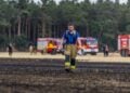 Feuerwehrmann löscht den Feldbrand bei Drochow