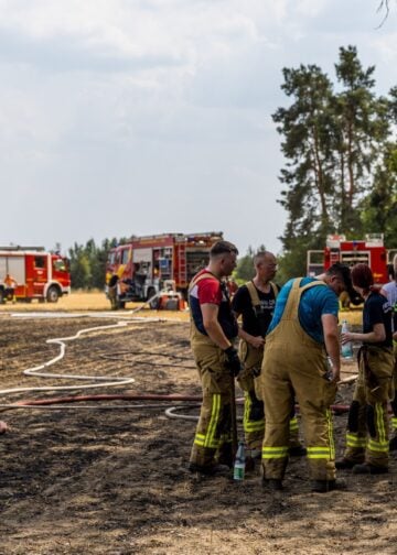 Löscharbeiten am Waldrand bei Drochow