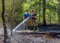 Feuerwehrmann mit Strahlrohr im Wald bei Drochow