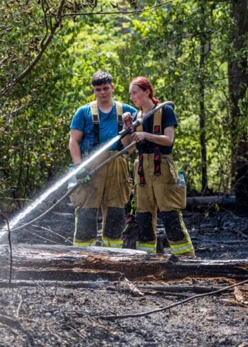 Feuerwehrmann mit Strahlrohr im Wald bei Drochow