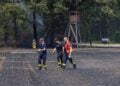 Einsatzkräfte bekämpfen den Feldbrand bei Drochow