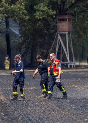 Einsatzkräfte bekämpfen den Feldbrand bei Drochow