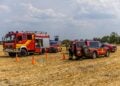 Feuerwehrfahrzeuge auf dem Feld bei Drochow