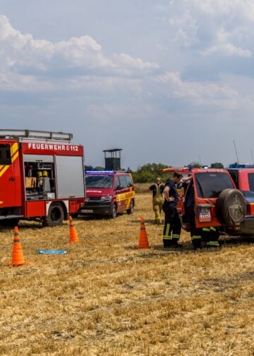 Feuerwehrfahrzeuge auf dem Feld bei Drochow
