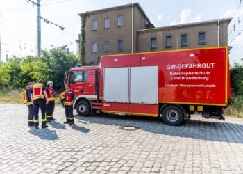 Feuerwehr beim Gefahrgut-Einsatz am Bahnhof Ruhland