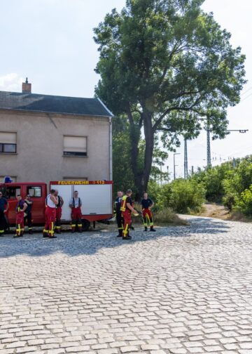 Einsatzfahrzeuge der Feuerwehr am Bahnhof Ruhland