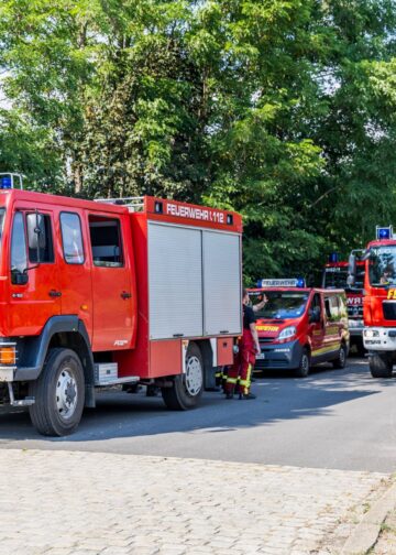 Feuerwehrfahrzeug am Gefahrgut-Einsatzort in Ruhland