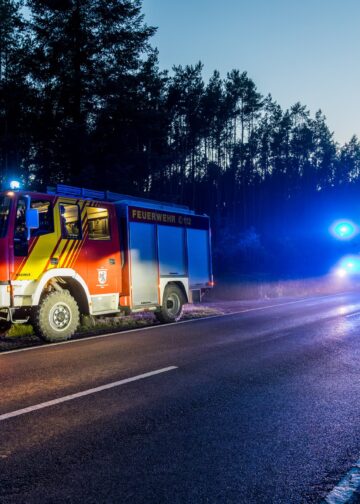 Feuerwehr mit Blaulicht an der B179 bei Märkisch Buchholz