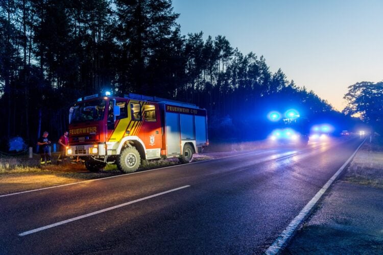 Feuerwehr mit Blaulicht an der B179 bei Märkisch Buchholz