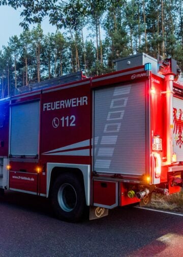 Feuerwehrfahrzeug auf dem Weg zum Einsatz bei Märkisch Buchholz