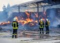 Feuerwehr an der brennenden Strohlagerhalle in Großkmehlen