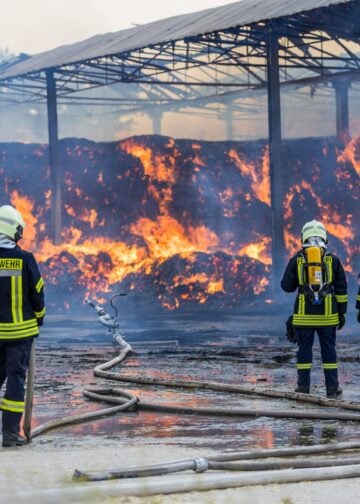 Feuerwehr an der brennenden Strohlagerhalle in Großkmehlen