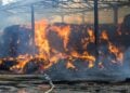 Meterhohe Flammen an der Strohlagerhalle in Großkmehlen