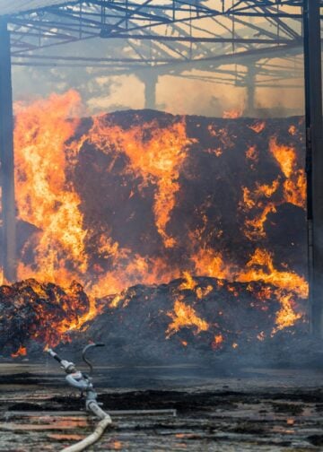 Meterhohe Flammen an der Strohlagerhalle in Großkmehlen