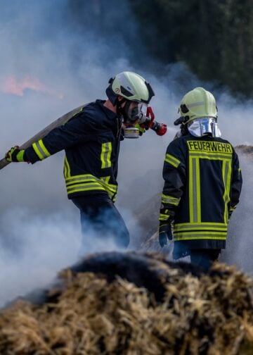 Einsatzkräfte löschen brennende Strohballen in Großkmehlen