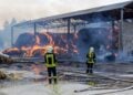 Feuerwehr vor der brennenden Lagerhalle in Großkmehlen