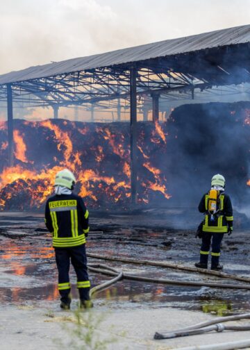 Feuerwehr vor der brennenden Lagerhalle in Großkmehlen