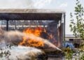 Brennendes Stroh beim Großbrand in Großkmehlen