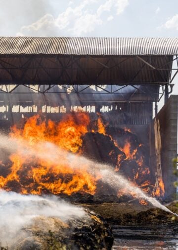 Brennendes Stroh beim Großbrand in Großkmehlen