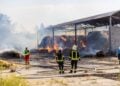 Großeinsatz der Feuerwehr an der Lagerhalle in Großkmehlen