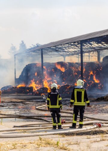 Großeinsatz der Feuerwehr an der Lagerhalle in Großkmehlen