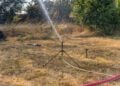 Feuerwehr wässert die Flächen rund um den Brandort in Großkmehlen