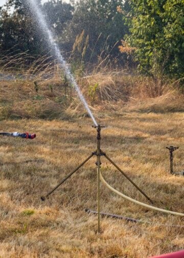 Feuerwehr wässert die Flächen rund um den Brandort in Großkmehlen