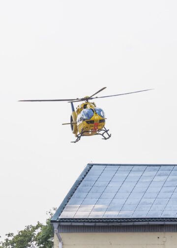 Hubschrauber über dem Brandort in Großkmehlen