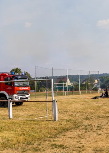 Löschfahrzeug der Feuerwehr am Sportplatz in Großkmehlen