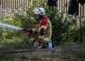 Feuerwehrmann löscht die Scheune in Drehnow