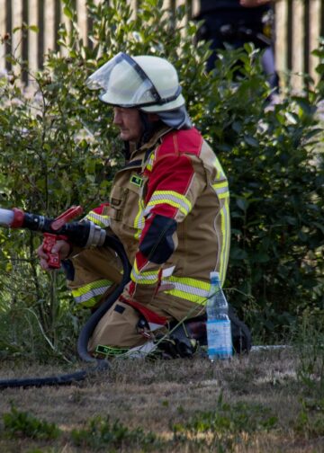 Feuerwehrmann löscht die Scheune in Drehnow