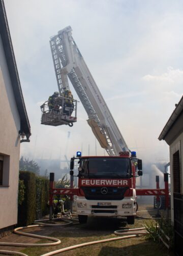 Teleskopmast der Feuerwehr im Einsatz in Drehnow