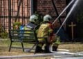 Feuerwehrleute löschen die Scheune in Drehnow