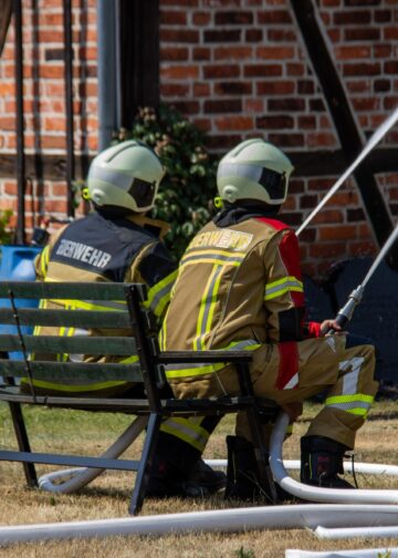 Feuerwehrleute löschen die Scheune in Drehnow
